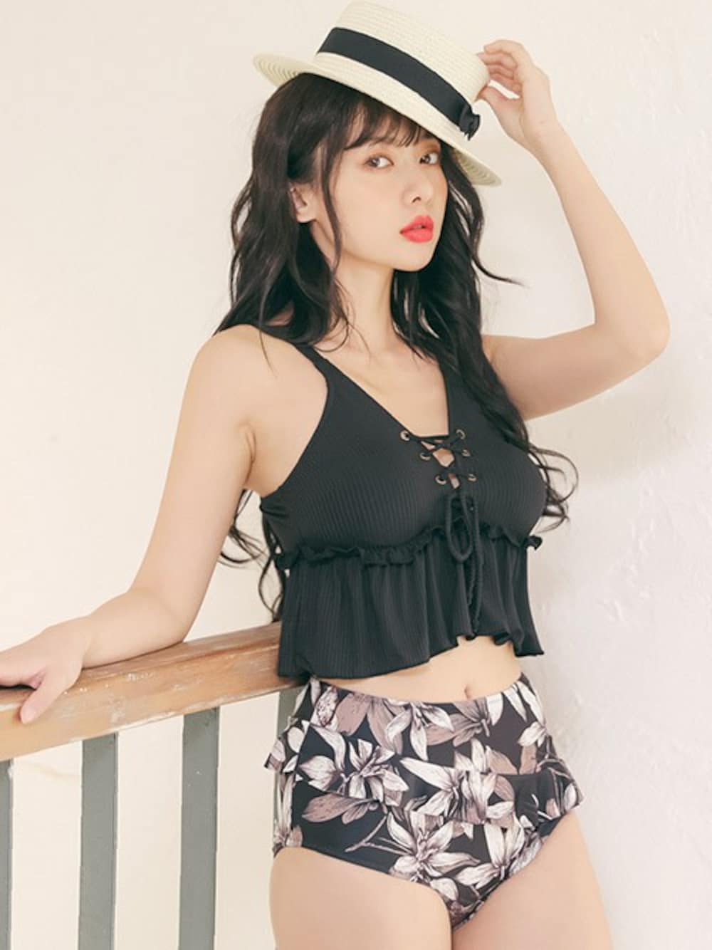 ブラウン系の水着を着用したレディースの冬コーディネートの1枚目の写真