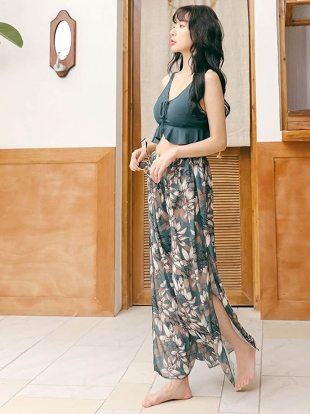 グリーン系の水着を着用したレディースの冬コーディネートの1枚目の写真