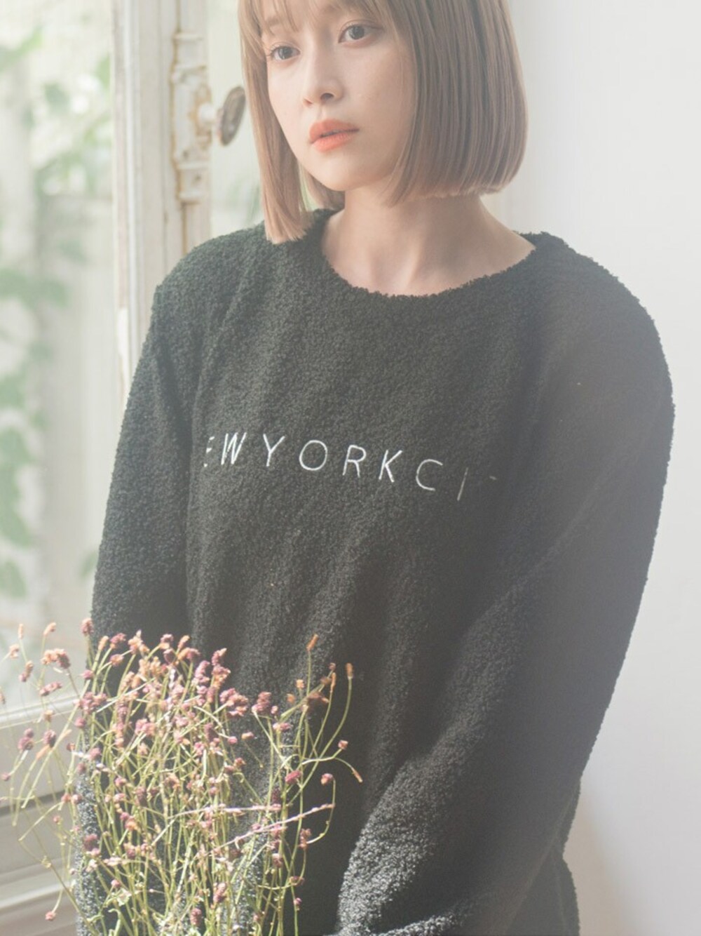 ブラック系のルームウェア/パジャマを着用したレディースの秋コーディネートの1枚目の写真