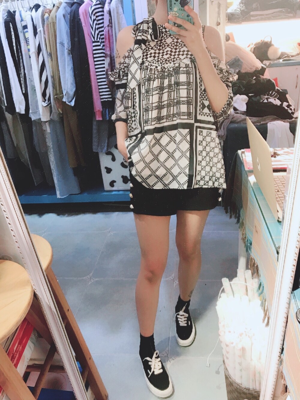「休日スタイル、オトナ女子、summer、女の子、通勤コーデ、日常、made in Korea、the life时装店、VANS、黑白」｜「The Lifeのアイテム（スラックス、ブラック系）」を使った、MEI-FOKさん（レディース・161cm）の春コーディネートの1枚目の写真