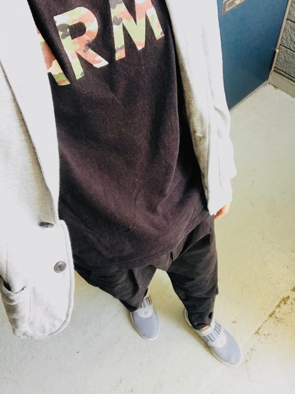 「黒、グレー」｜「マルカワのアイテム（Tシャツ/カットソー、ブラック系）」を使った、げんきさん（メンズ・177cm）の秋コーディネートの1枚目の写真