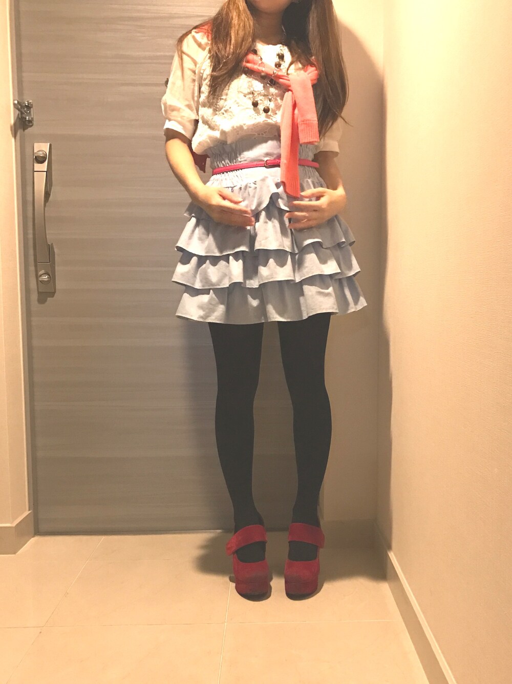 「休日スタイル、フリルスカート、ジルバイジルスチュアート、春コーデ」｜「JILL by JILL STUARTのアイテム（シャツ/ブラウス、ホワイト系）」を使った、まゅさん（レディース・154cm）の春コーディネートの1枚目の写真