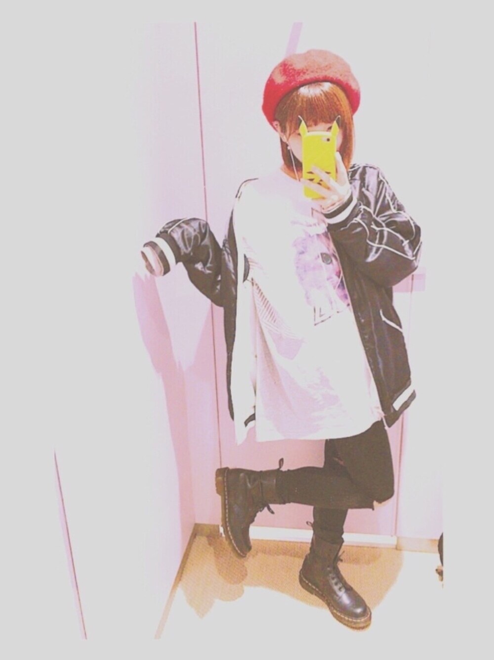 「Dr.Martens、スカジャン、ROLLINGCRADLE、THETEST、スキニー、ベレー帽」｜「THETESTのアイテム（Tシャツ/カットソー、グレー系）」を使った、ぶるさん（レディース・158cm）の冬コーディネートの1枚目の写真