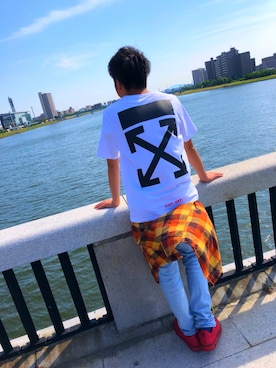 「off white（オフホワイト）のアイテム（Tシャツ/カットソー、ホワイト系）」を使った、たかすさん（メンズ）の夏コーディネート