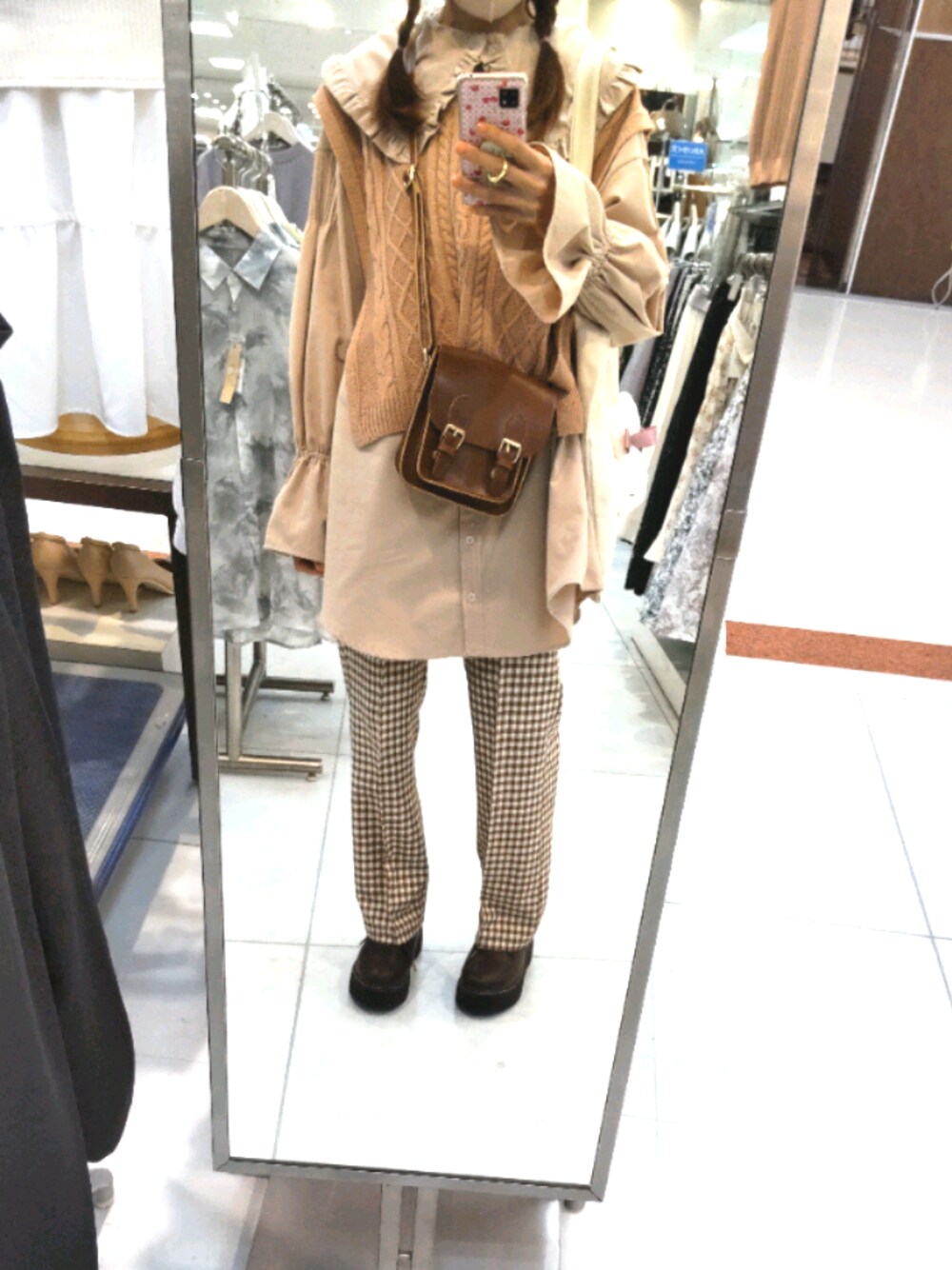 「淡色コーデ、ゆるコーデ、ベスト、チュニック、でか襟、ギンガムチェック、ブラウンコーデ、淡色女子」｜「OLIVE des OLIVEのほっこりスラックスパンツ（スラックス、ブラウン系）」を使った、asuka_423711さん（レディース・159cm）の春コーディネートの1枚目の写真