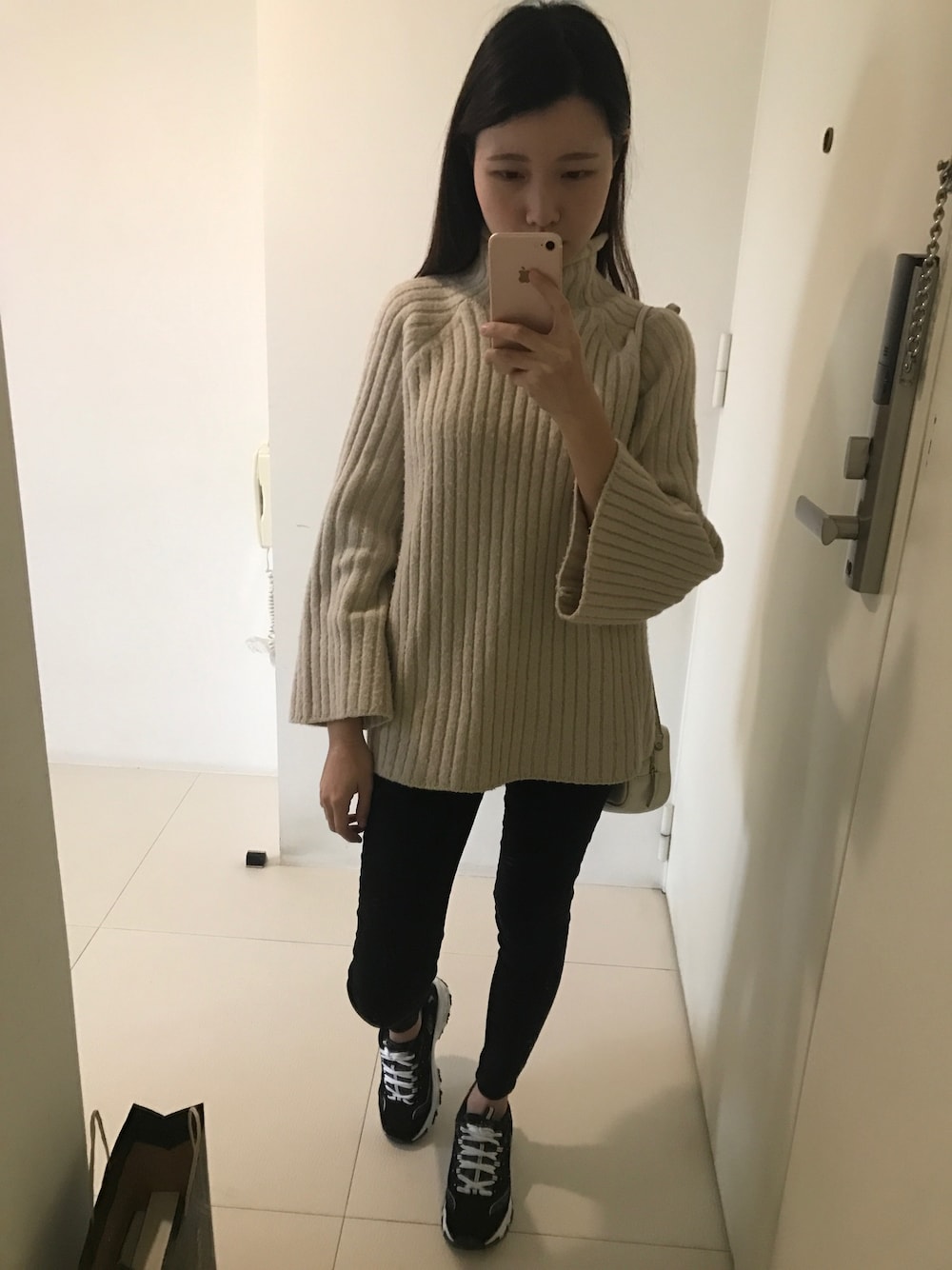 「SKECHERSのアイテム（スニーカー、ブラック系）」を使った、Hua-Huaさん（レディース・155cm）の春コーディネートの1枚目の写真