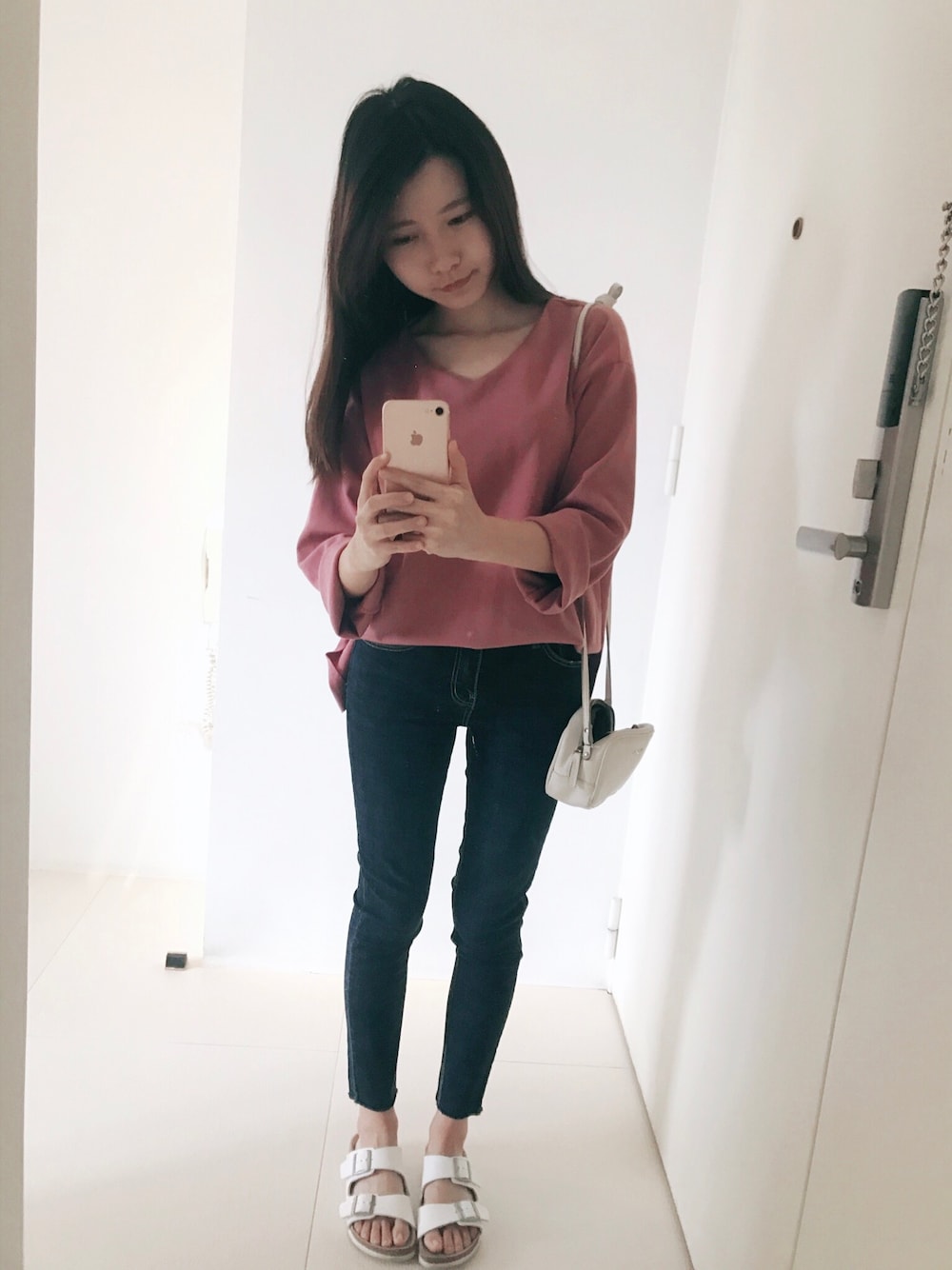 「Reishopのアイテム（デニムパンツ、ブルー系）」を使った、Hua-Huaさん（レディース・155cm）の春コーディネートの1枚目の写真