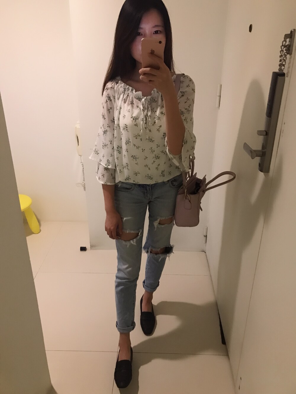 「American Eagleのアイテム（デニムパンツ、ブルー系）」を使った、Hua-Huaさん（レディース・155cm）の春コーディネートの1枚目の写真