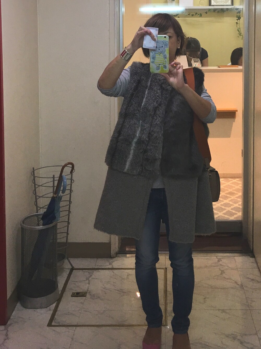 「大人カジュアル、デニム、シンプル」｜「ADAWASの【カタログ掲載】ADAWAS / エコファー ニットジレ（ベスト、グレー系）」を使った、タマラさん（レディース・157cm）の冬コーディネートの1枚目の写真
