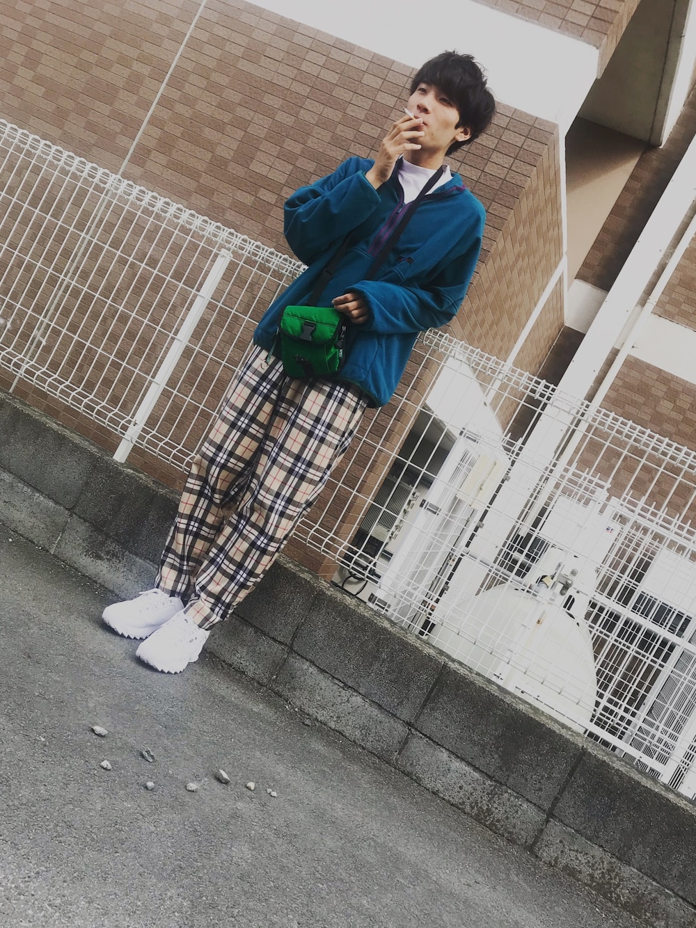 ブルー系のジャケット/アウター、その他のパンツ、ホワイト系のスニーカーを着用したメンズの秋コーディネートの1枚目の写真