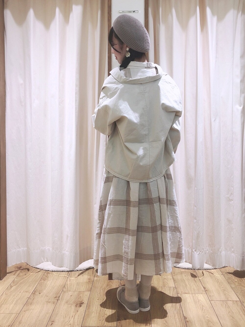 「ホワイトコーデ、春コーデ、チェックワンピース、ジャケット、春アウター、おしゃれさんと繋がりたい、着崩しスタイル、後ろ姿、SM2」｜「Samansa Mos2のツイルワークジャケット（その他アウター、ホワイト系）」を使った、楓恋(かれん)🌷さん（レディース・162cm）の冬コーディネートの1枚目の写真