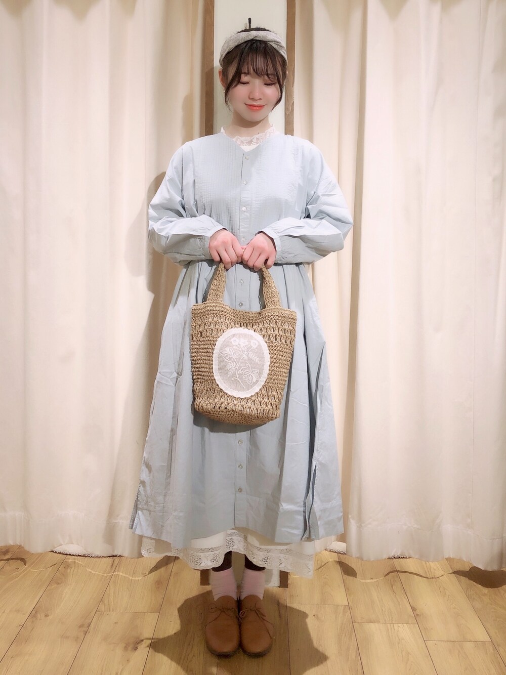 「春コーデ、ワンピース、重ね着、裾レース、スカート、ペーパートート、スカーフ、ヘアアレンジ、おしゃれさんと繋がりたい、SM2」｜「Samansa Mos2の【リンネル】ピンタック前開きはおりワンピース（ワンピース、ブルー系）」を使った、楓恋(かれん)🌷さん（レディース・162cm）の春コーディネートの1枚目の写真