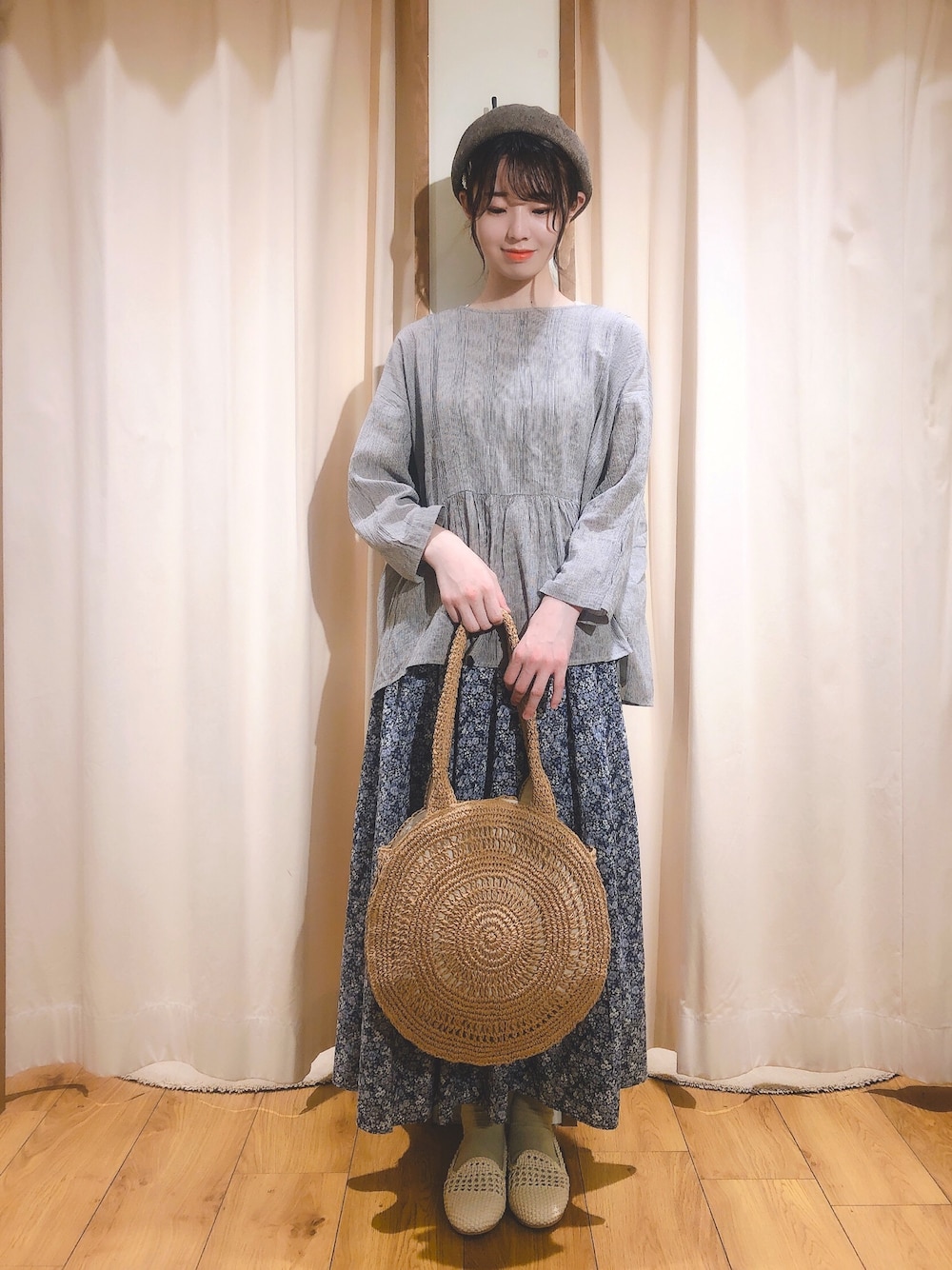 「夏コーデ、ゆったりコーデ、ブラウス、後ろリボン、花柄スカート、大人かわいい、ペーパートート、ベレー帽、Samansa Mos2、SM2」｜「Samansa Mos2の綿ラミー千鳥柄ピンタックブラウス（シャツ/ブラウス、ブラック系）」を使った、楓恋(かれん)🌷さん（レディース・162cm）の夏コーディネートの1枚目の写真