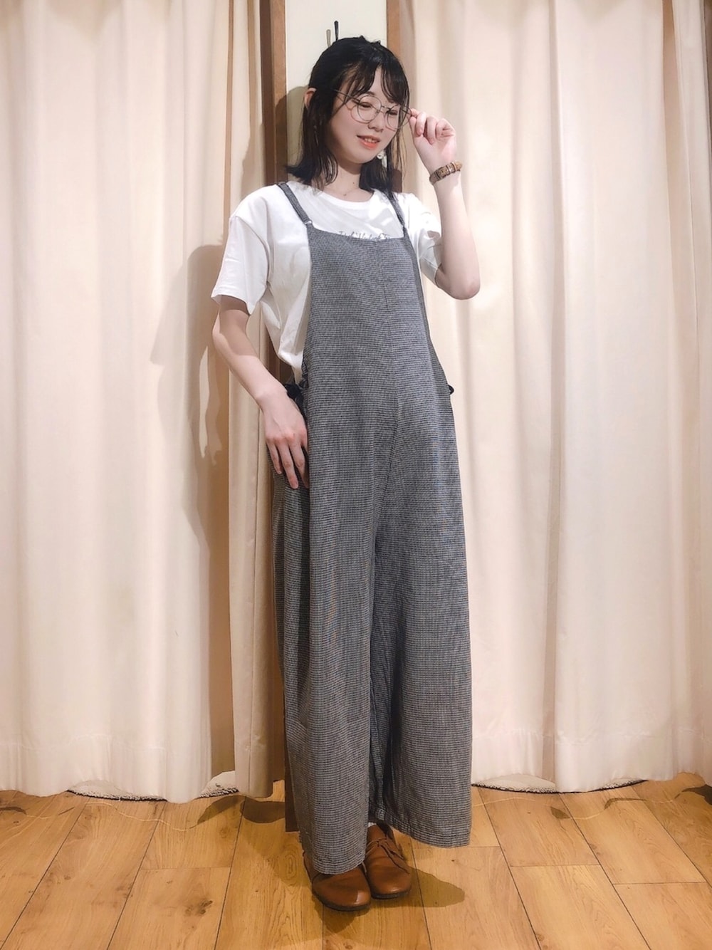 「ゆったりコーデ、シンフルコーデ、サロペット、Tシャツ、リボン、ダテメガネ、SM2、Samansa Mos2、おしゃれさんと繋がりたい」｜「Samansa Mos2の【オーガニックコットン】刺繍入りＴシャツ（Tシャツ/カットソー、ホワイト系）」を使った、楓恋(かれん)🌷さん（レディース・162cm）の夏コーディネートの1枚目の写真