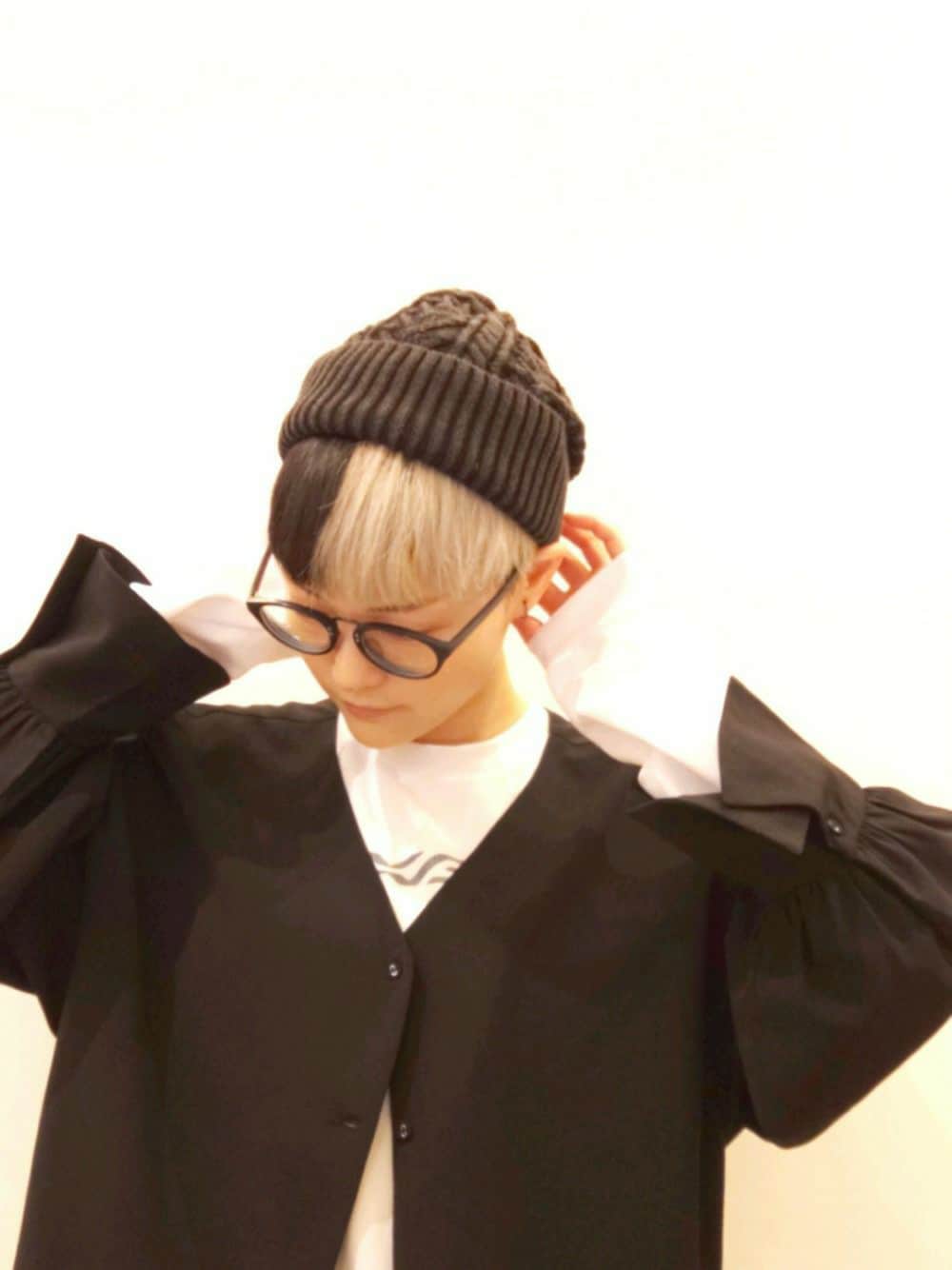 「#ニット帽、#黒、＃デニム、#カジュアル、#帽子×メガネ、＃おしゃれさんと繋がりたい、＃14+」｜「14+のアイテム（ニットキャップ/ビーニー、ブラック系）」を使った、14+ 青森エルム店 スタッフさん（レディース・165cm）の春コーディネートの1枚目の写真