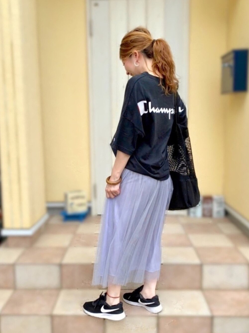 「Tシャツ、ビッグT、チュールスカート、スニーカー、タンジュン、メッシュバッグ、シンプルコーデ、オトナカジュアル」｜「FREAK'S STOREのChampion×FREAK'S STORE/チャンピオン 別注 ウルトラビッグ バックプリントロゴTシャツ（Tシャツ/カットソー、ブラック系）」を使った、Maya☺︎さん（レディース・155cm）の夏コーディネートの1枚目の写真