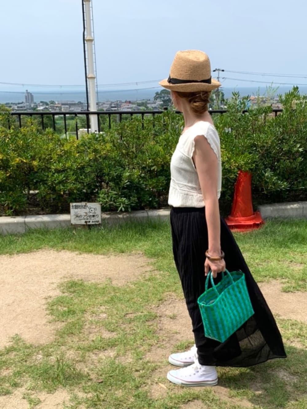 「レーストップス、ノースリーブ、ロングスカート、むぎわら帽子、メルカドバッグ、ハイカットスニーカー、コンバース、モノトーン、大人カジュアル」｜「niko and...の透かし柄フレンチプルオーバー（タンクトップ、ホワイト系）」を使った、Maya☺︎さん（レディース・154cm）の夏コーディネートの1枚目の写真