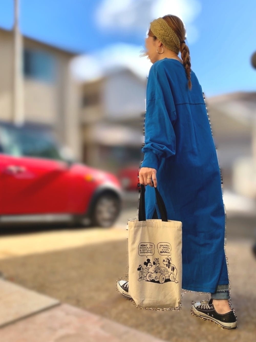 ブルー系のワンピース、ベージュ系のトートバッグ、ブラック系のスニーカーを着用したレディースの冬コーディネートの1枚目の写真