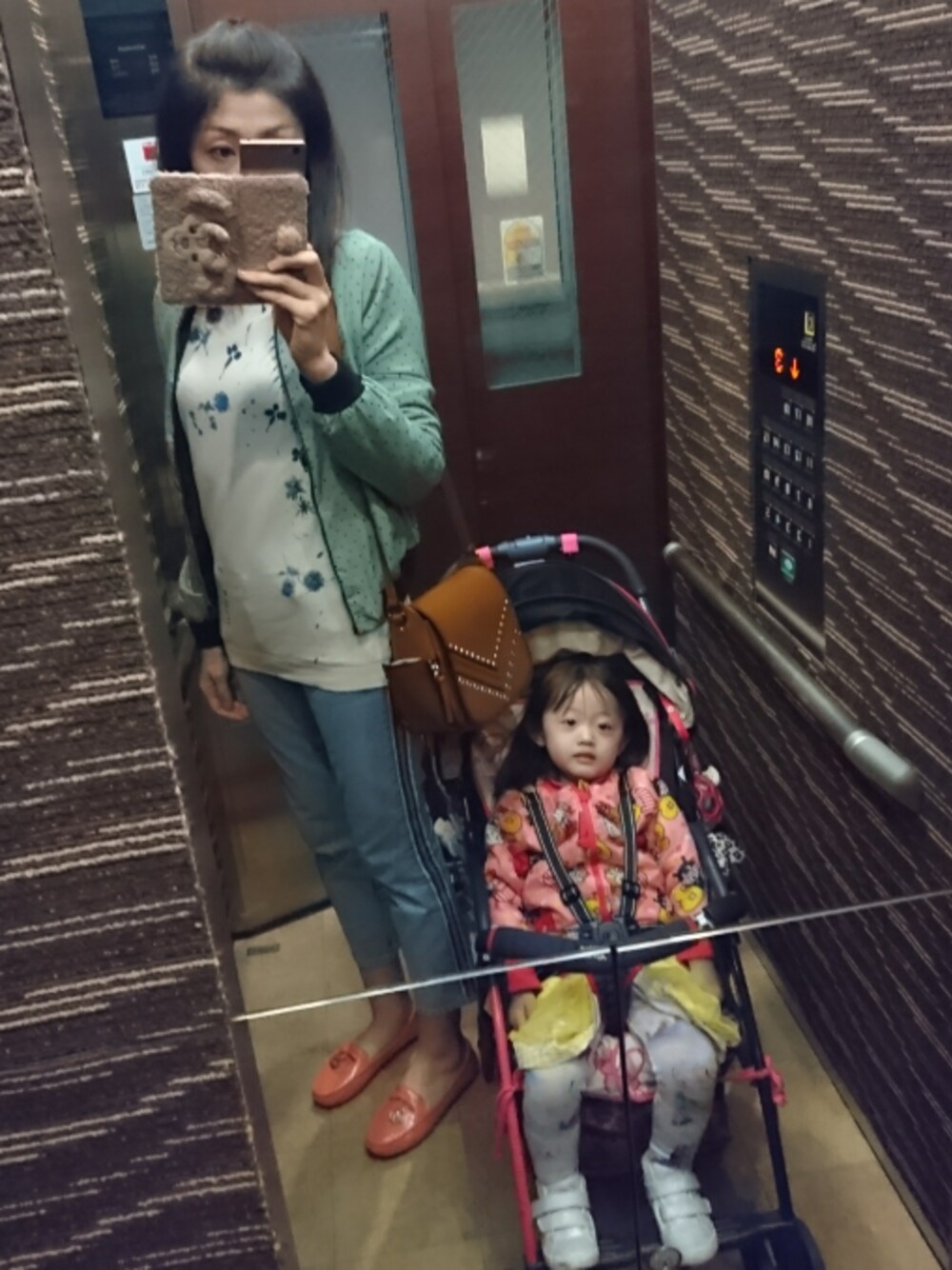 ホワイト系のスウェット、グリーン系のブルゾン、ブルー系のデニムパンツを着用したレディースの春コーディネートの1枚目の写真