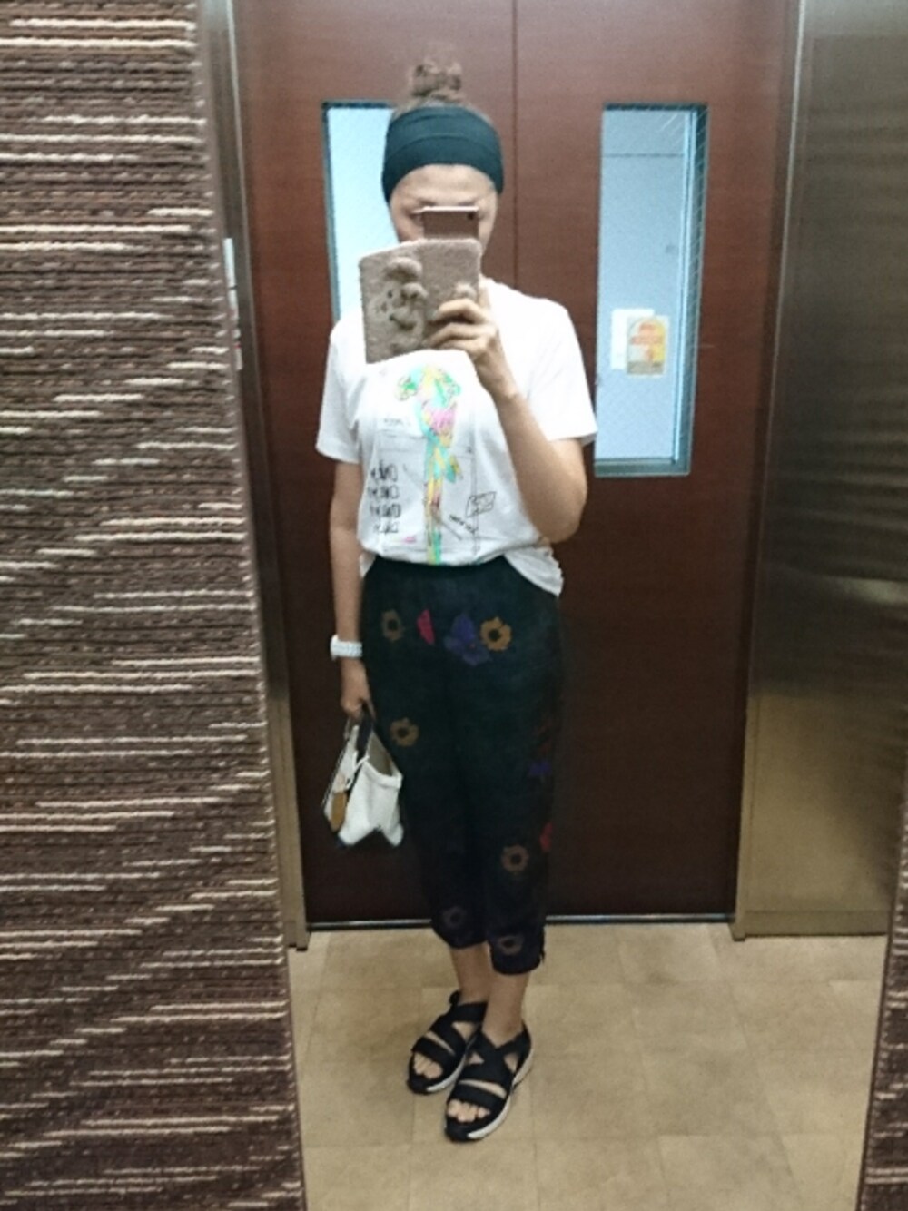 ホワイト系のTシャツ/カットソー、ブラック系のその他パンツ、ブラック系のサンダルを着用したレディースの夏コーディネートの1枚目の写真