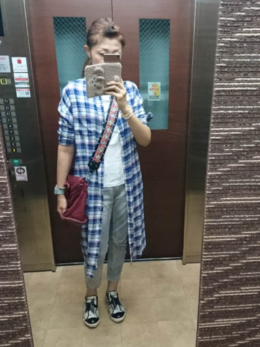 ホワイト系のTシャツ/カットソー、グレー系のデニムパンツ、ブルー系のシャツワンピースを着用したレディースの秋コーディネートの1枚目の写真