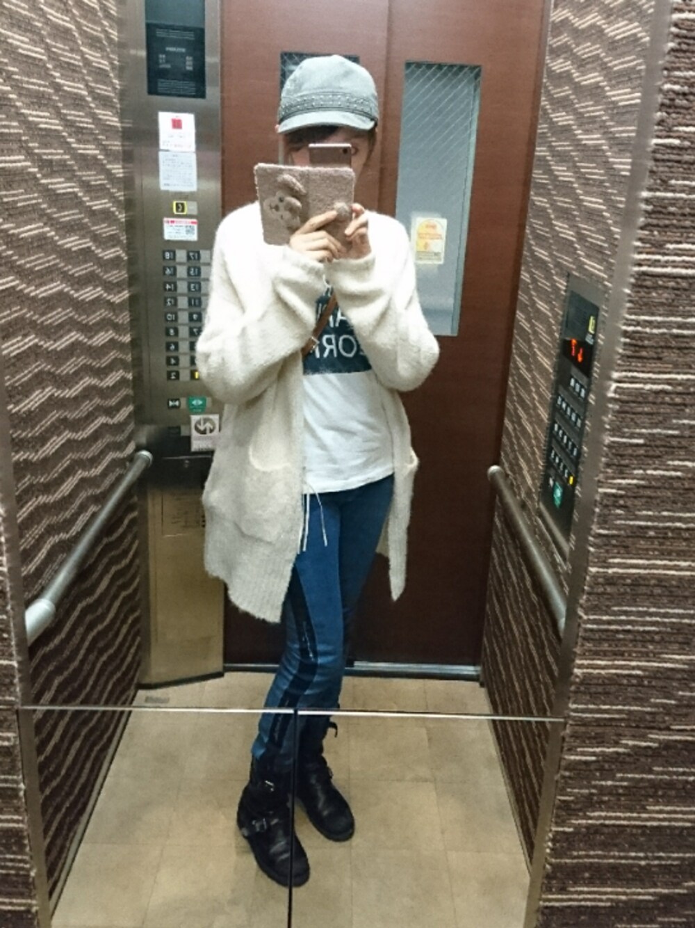 ホワイト系のTシャツ/カットソー、ホワイト系のカーディガン/ボレロ、ブルー系のデニムパンツを着用したレディースの秋コーディネートの1枚目の写真