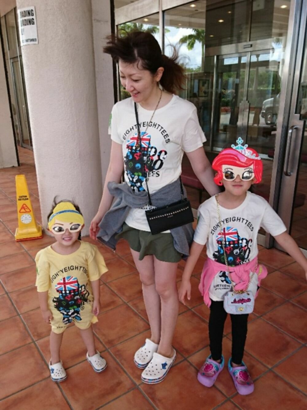 「グアム、88tees、しまむら、クロックス」｜「88TEESのアイテム（Tシャツ/カットソー、ホワイト系）」を使った、理恵さん（レディース・172cm）の冬コーディネートの1枚目の写真