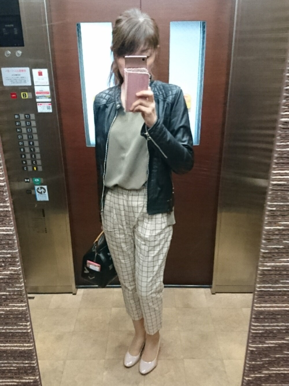 グリーン系のTシャツ/カットソー、ブラック系のその他アウター、ホワイト系のパンツを着用したレディースの春コーディネートの1枚目の写真