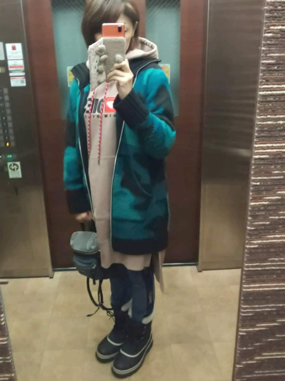 「今日のコーデ、ママコーデ、デニム、ワンピース、Diesel、ニットジャケット」｜「DIESELのWOMEN'S ビンテージロゴスウェットワンピース（ワンピース、ピンク系）」を使った、理恵さん（レディース・172cm）の冬コーディネートの1枚目の写真