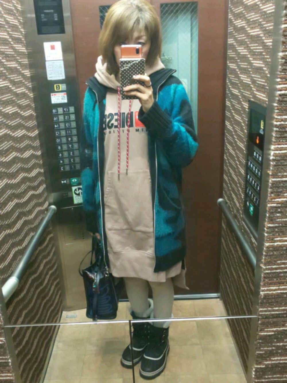 「今日のコーデ、ママコーデ、高身長女子、Diesel、北海道、GU」｜「DIESELのWOMEN'S ビンテージロゴスウェットワンピース（ワンピース、ピンク系）」を使った、理恵さん（レディース・172cm）の冬コーディネートの1枚目の写真