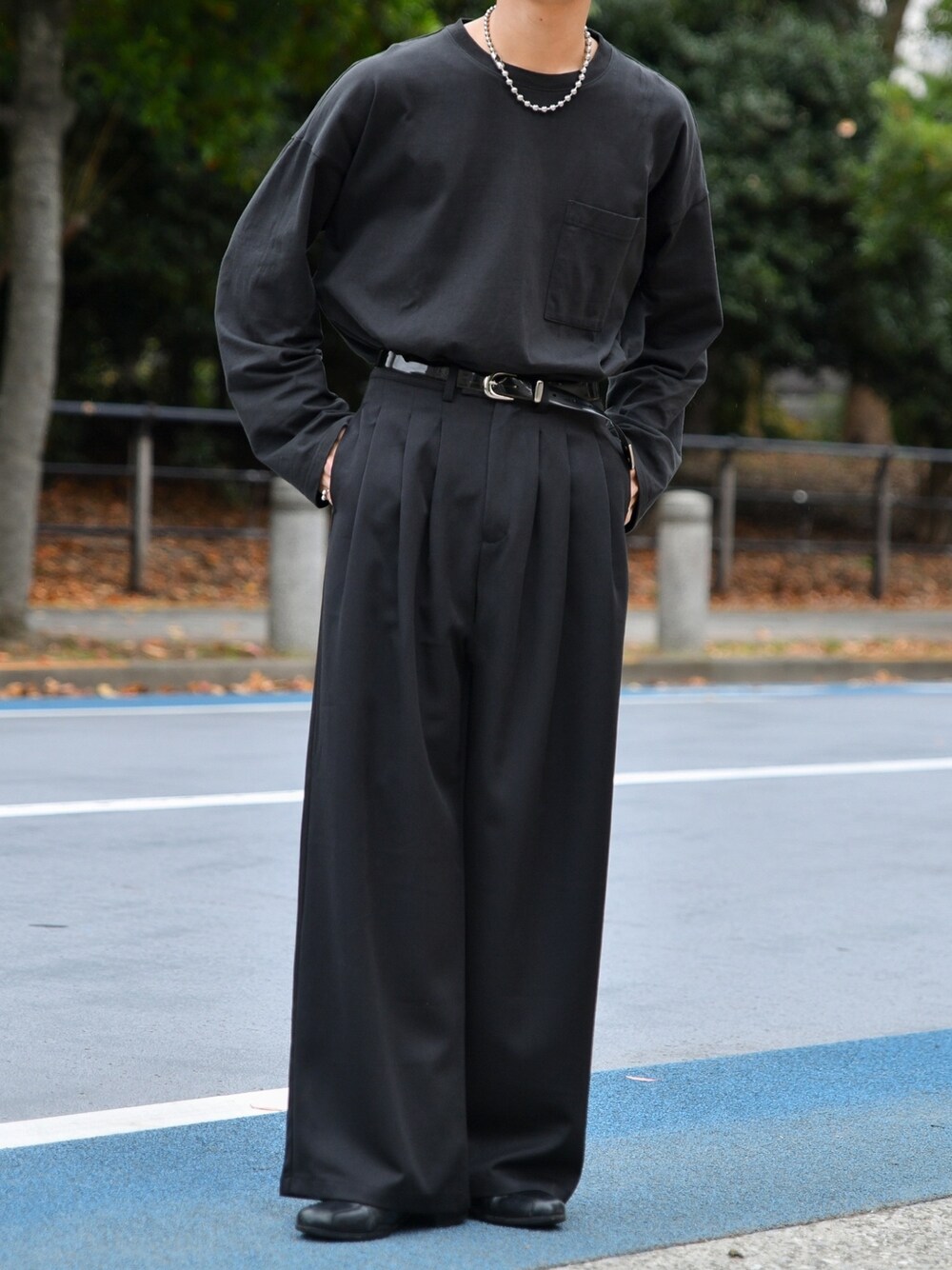 ブラック系のTシャツ/カットソー、ブラック系のその他パンツを着用したメンズの冬コーディネートの1枚目の写真