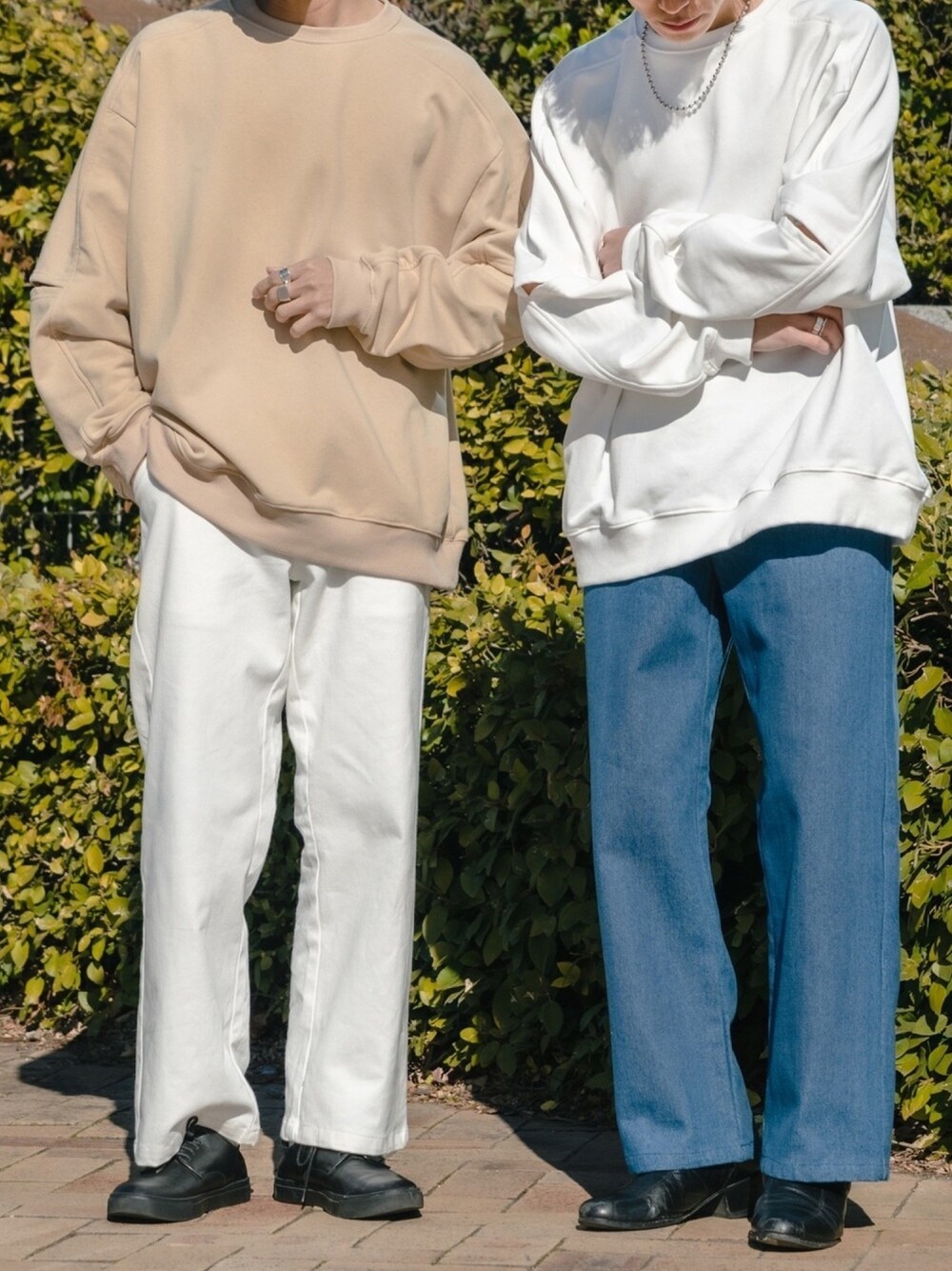 ベージュ系のトップス、ホワイト系のトップス、ホワイト系のパンツを着用したメンズの冬コーディネートの1枚目の写真