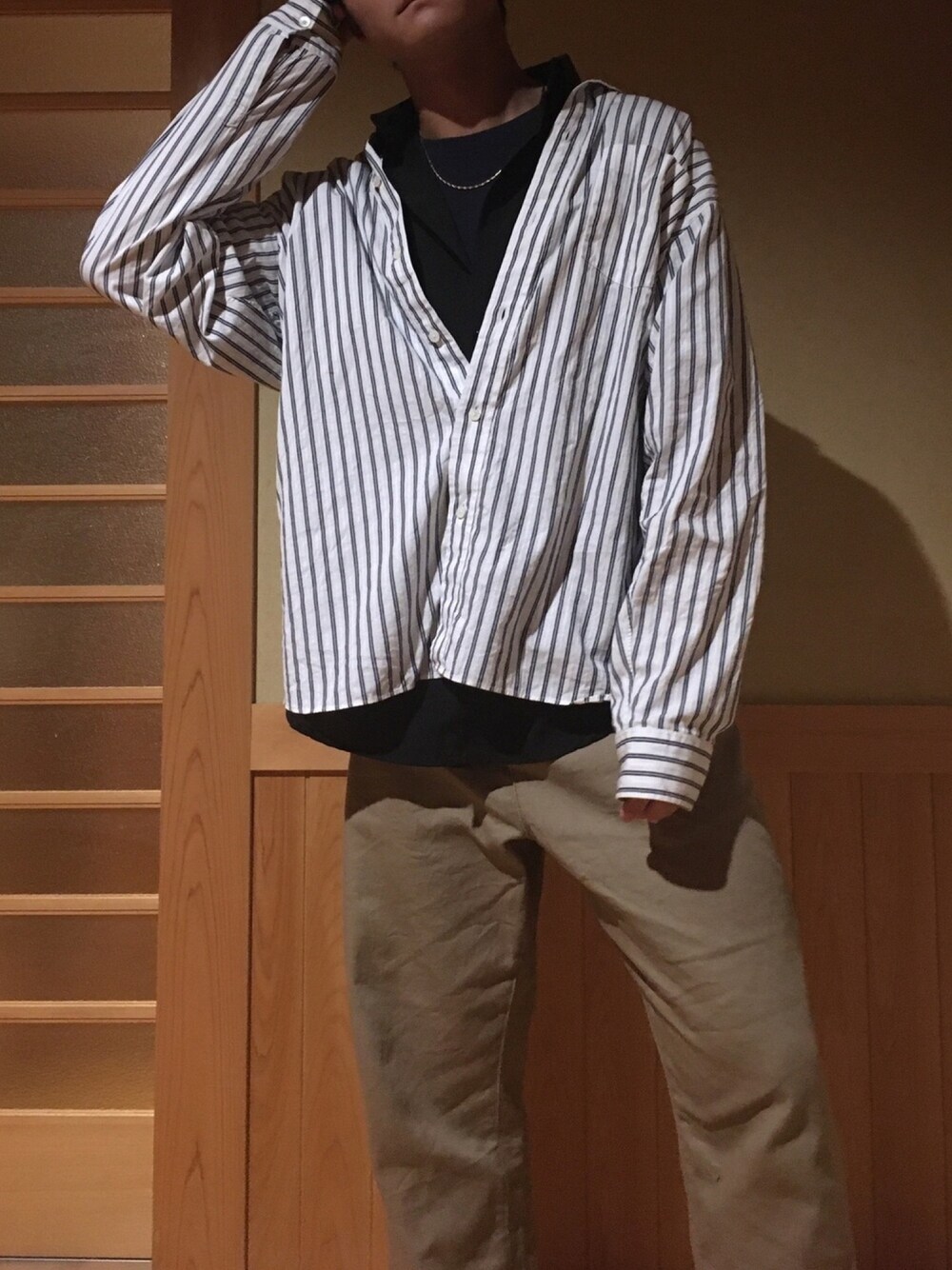 「おしゃれさんと繋がりたい、秋冬コーデ、ユニクロ、モード、ワイドパンツ、プチプラコーデ、シャツ、レイヤードスタイル、ストライプ」｜「MONO-MARTのカツラギタックワイドパンツ テーパードヘビーオンスワイドチノ（チノパンツ、ベージュ系）」を使った、ままてさん（メンズ・171cm）の秋コーディネートの1枚目の写真