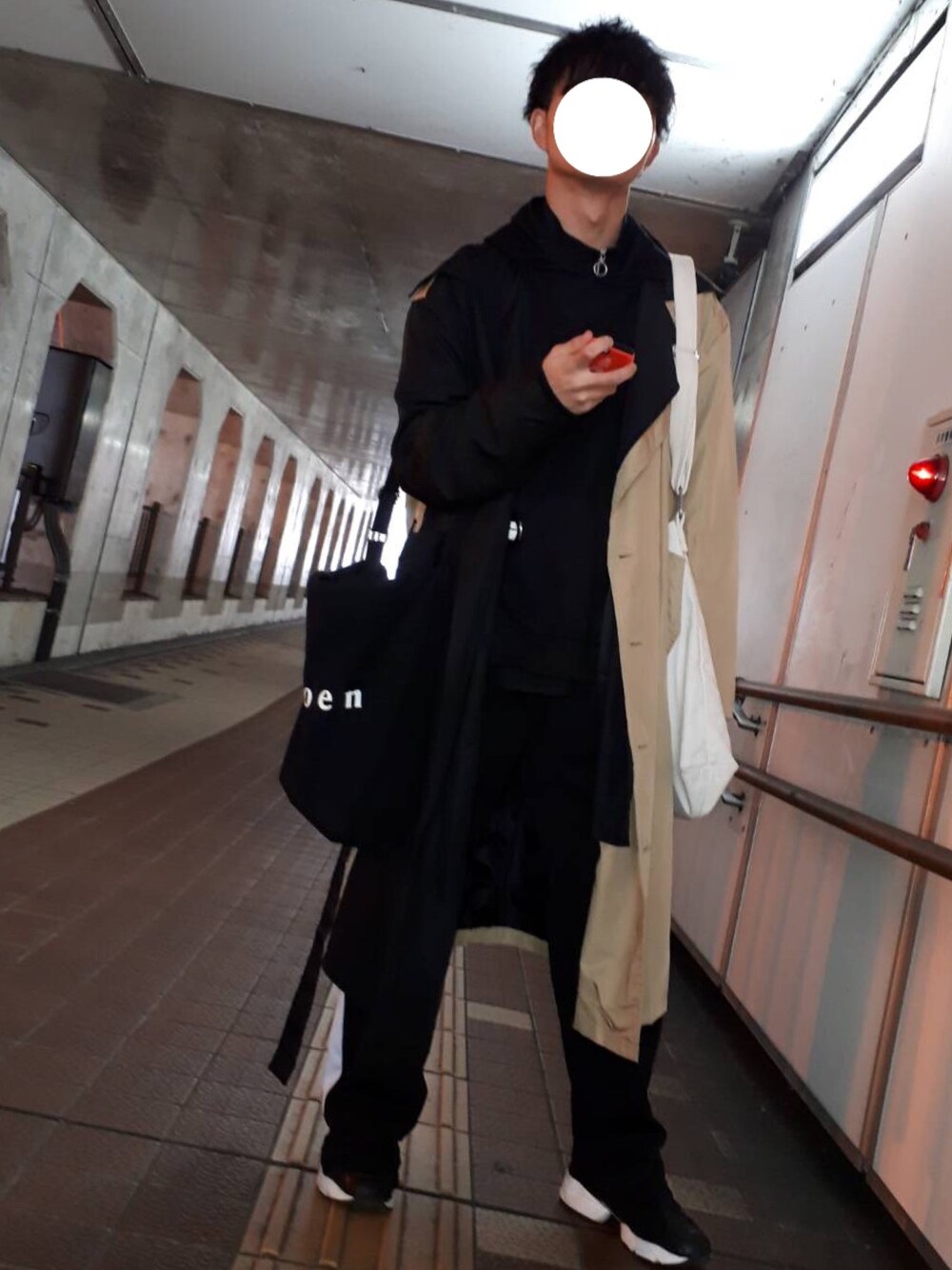 「冬コーデ、スニーカー、ビッグシルエット、トラックパンツ、バイカラー、韓国ファッション、トレンチコート、パーカー、ハーフジップ」｜「韓国のアイテム（トレンチコート、その他）」を使った、ままてさん（メンズ・171cm）の冬コーディネートの1枚目の写真