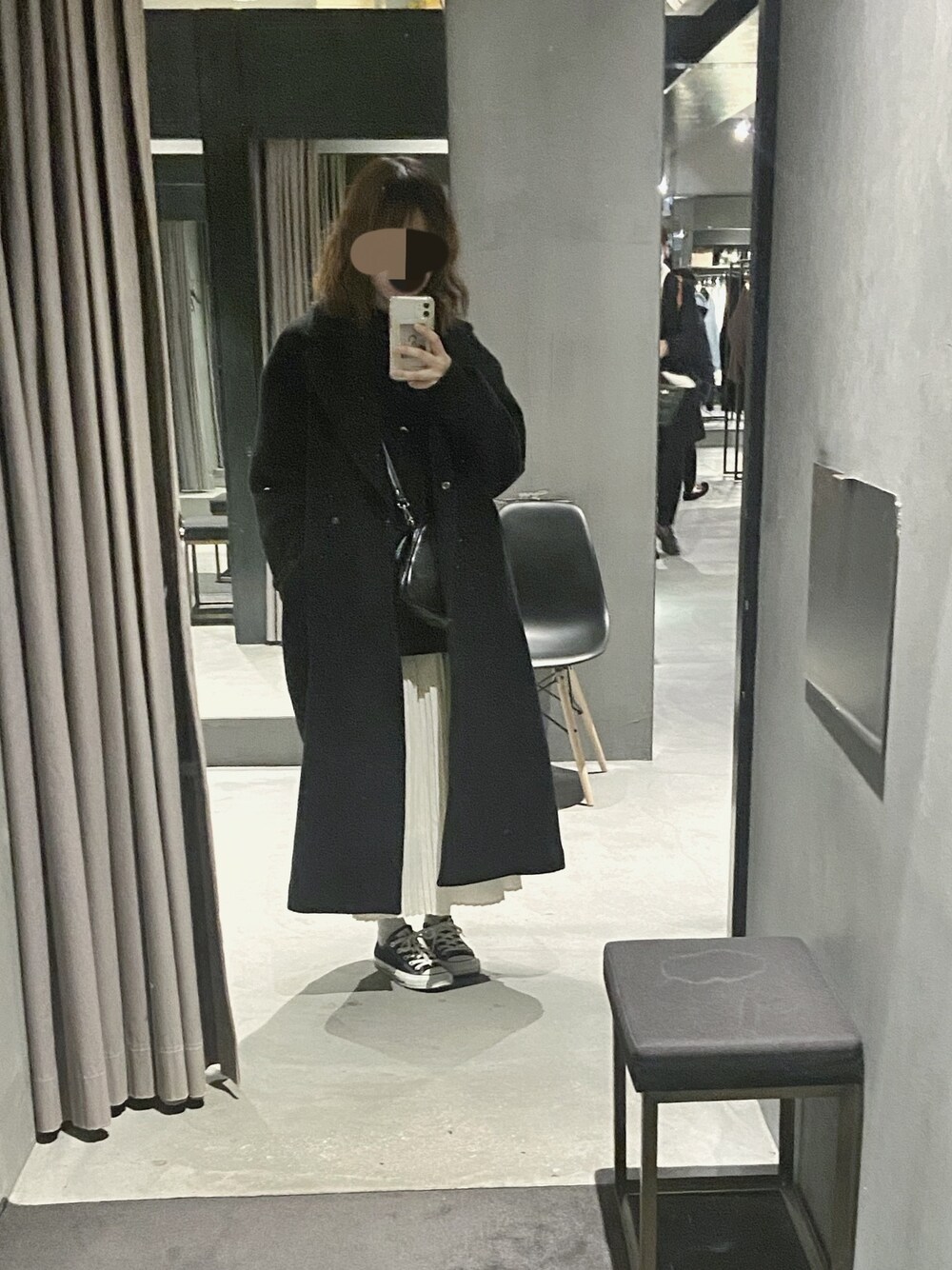 「カジュアルコーデ、きれいめカジュアル、お洒落さんとつながりたい、スニーカー、いいね、save、フォローお願いします🤑、ootd、スカート、コンバース、大学生、オトナカジュアル」｜「OZOCのウール混テーラーコート（チェスターコート、ブラック系）」を使った、あんこさん（レディース・161cm）の冬コーディネートの1枚目の写真