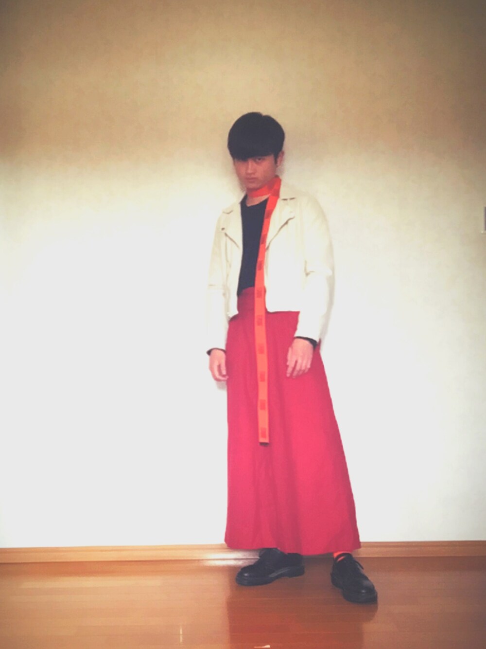 「個性派、ERVIRA、GU、ローリーズファーム(LOWRYS FARM)、ROLEX、Dr.Martens、emsexcite」｜「LOWRYS FARMのアイテム（パンツ、レッド系）」を使った、ひろ殿さん（メンズ・164cm）の春コーディネートの1枚目の写真