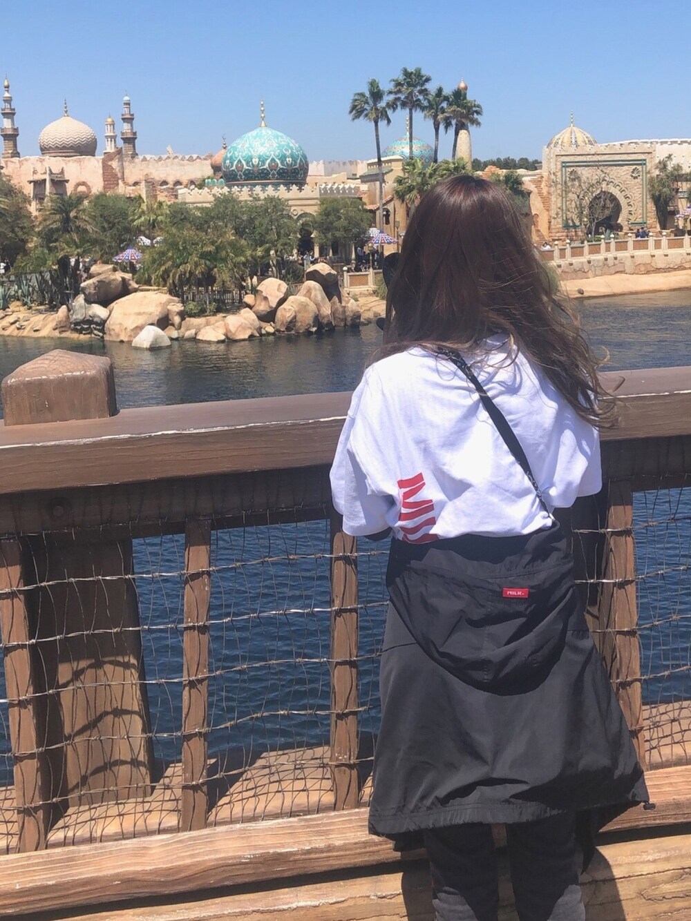 レッド系のTシャツ/カットソー、ブラック系のブルゾンを着用したレディースの春コーディネートの1枚目の写真