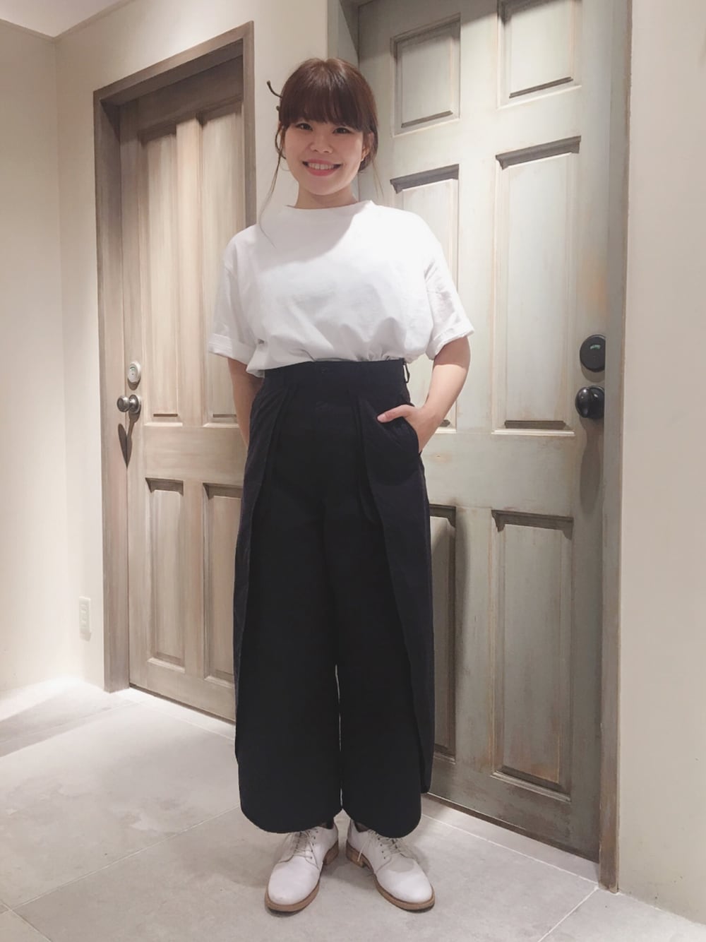 「春コーデ、カジュアルコーデ、大人カジュアル、白Tシャツ、パンツスタイル、RNA-Ｎ、カジュアル、ラップパンツ、ワイドパンツ、シンプル」｜「RNA-NのM0637 脱脂天竺モックネックT（Tシャツ/カットソー、ホワイト系）」を使った、草野さん（レディース・156cm）の春コーディネートの1枚目の写真