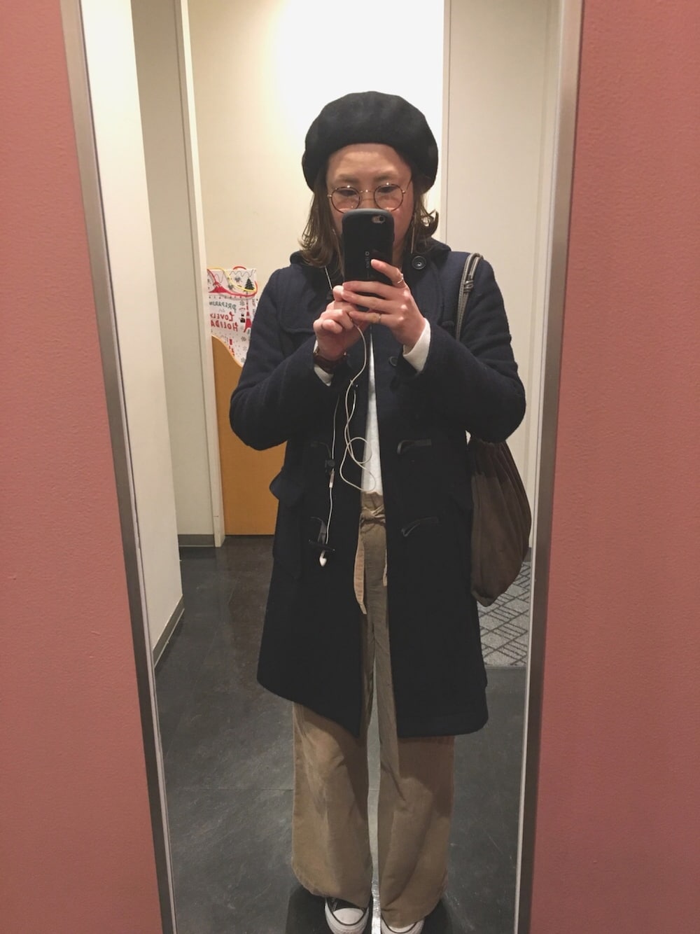 ベージュ系のその他パンツ、ブラック系のスニーカーを着用したレディースの冬コーディネートの1枚目の写真