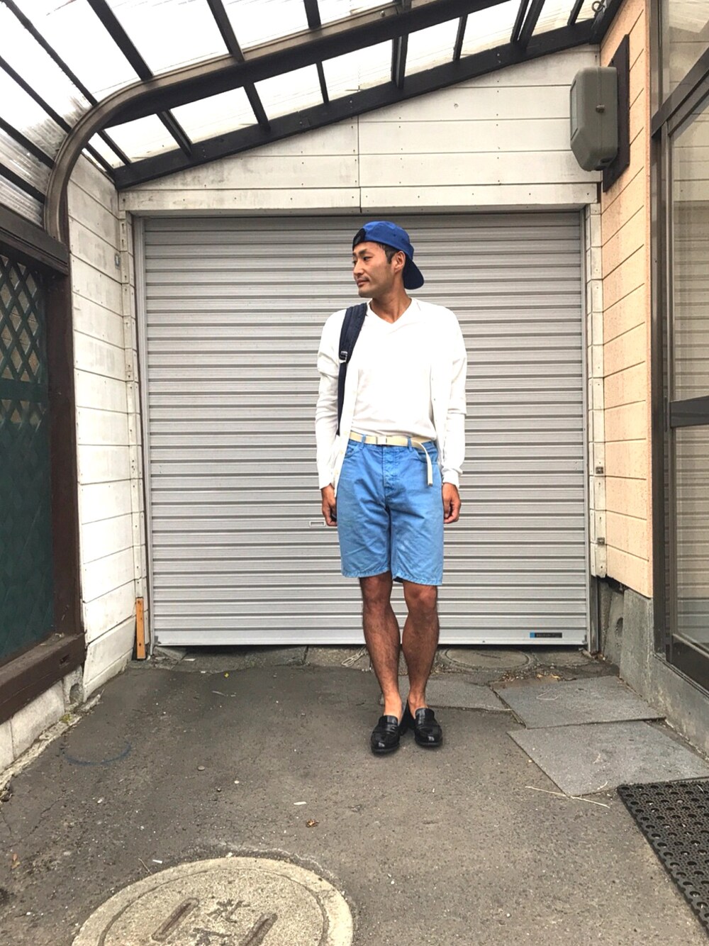 ブルー系のバックパック/リュック、ブラック系のドレスシューズ、レッド系のキッチンツールを着用したメンズの夏コーディネートの1枚目の写真