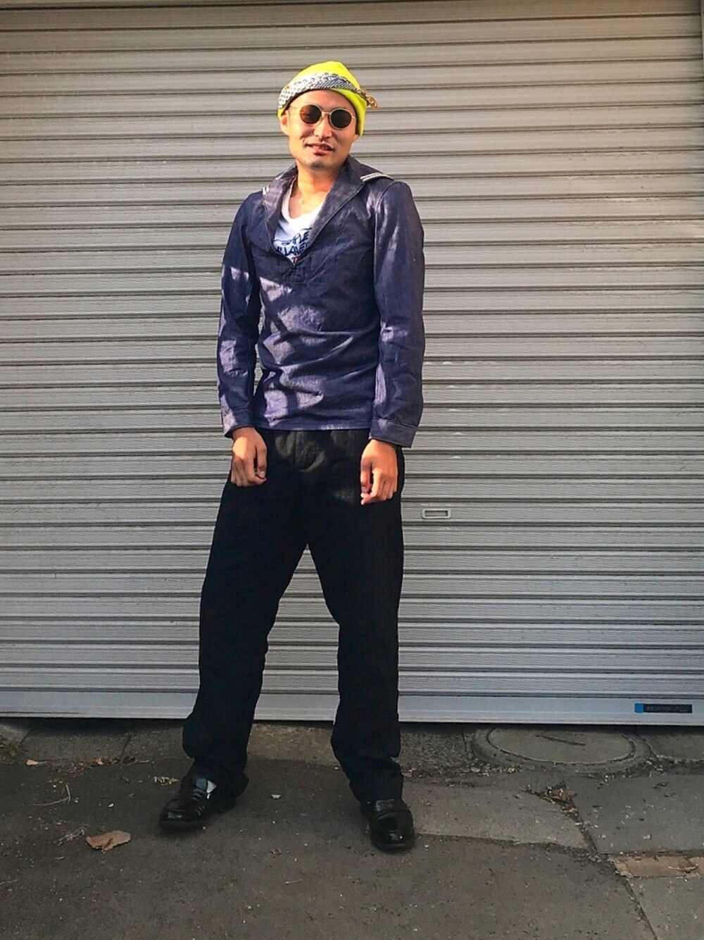 ブルー系のシャツ/ブラウス、ホワイト系のTシャツ/カットソーを着用したメンズの夏コーディネートの1枚目の写真