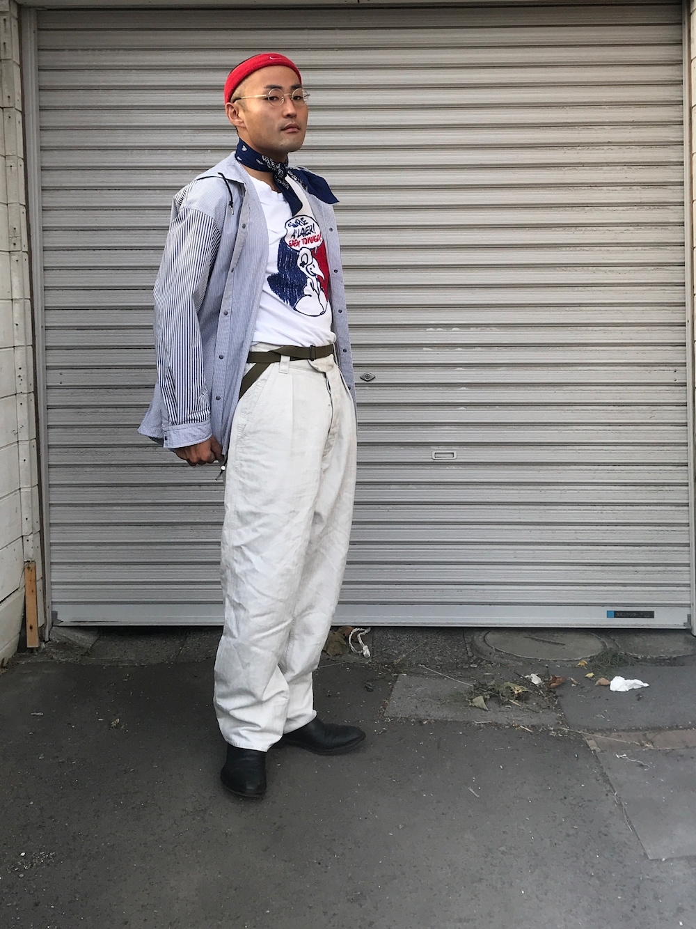 ホワイト系のTシャツ/カットソー、ホワイト系のチノパンツ、グリーン系のベルトを着用したメンズの夏コーディネートの1枚目の写真