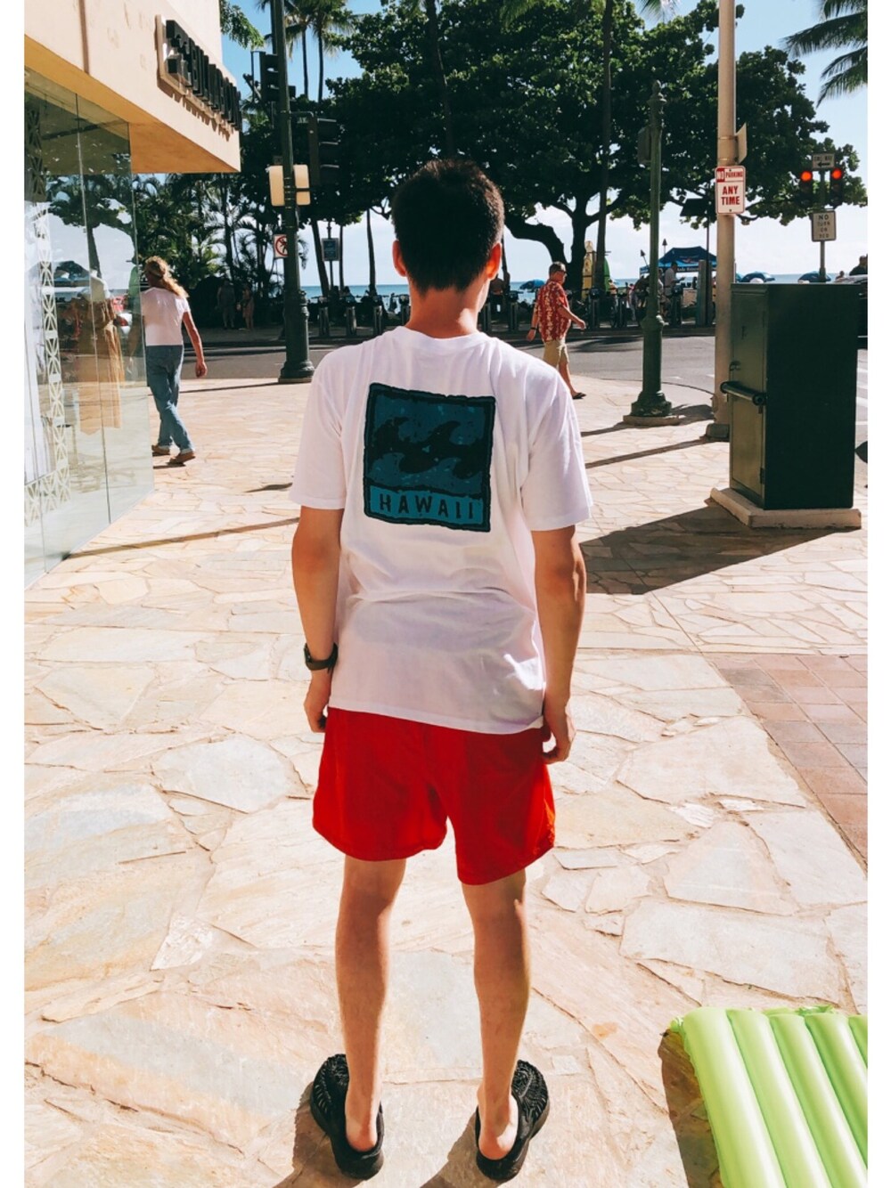 「summer、ハワイ、ビーチサンダル、shorts、Tshirts、サンダル、hawaii、BILLABONG、red、keen」｜「BILLABONGのアイテム（Tシャツ/カットソー、ホワイト系）」を使った、Taichiさん（メンズ・180cm）の夏コーディネートの1枚目の写真