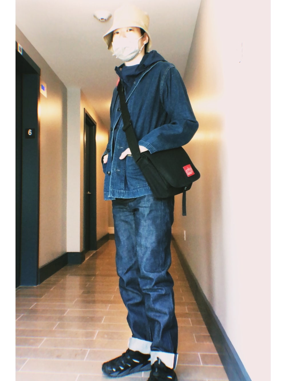 「denim、フィギュア、ゲーム、デニム、APC、hat、マンハッタンポーテージ」｜「A.P.C.のNew Standard（デニムパンツ、ブルー系）」を使った、Taichiさん（メンズ・180cm）の春コーディネートの1枚目の写真
