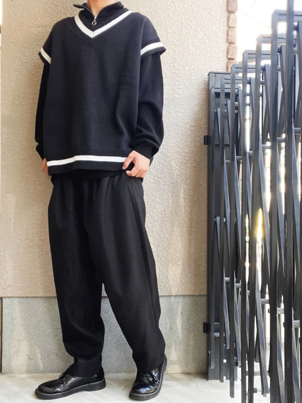 「BASQUE magentaの【BASQUE -enthusiastic design-】ビッグシルエット Vネック ニットベスト(無地/チルデン/切替)（ベスト、ブラック系）」を使った、yuuki.yatoさん（メンズ・174cm）の秋コーディネートの1枚目の写真