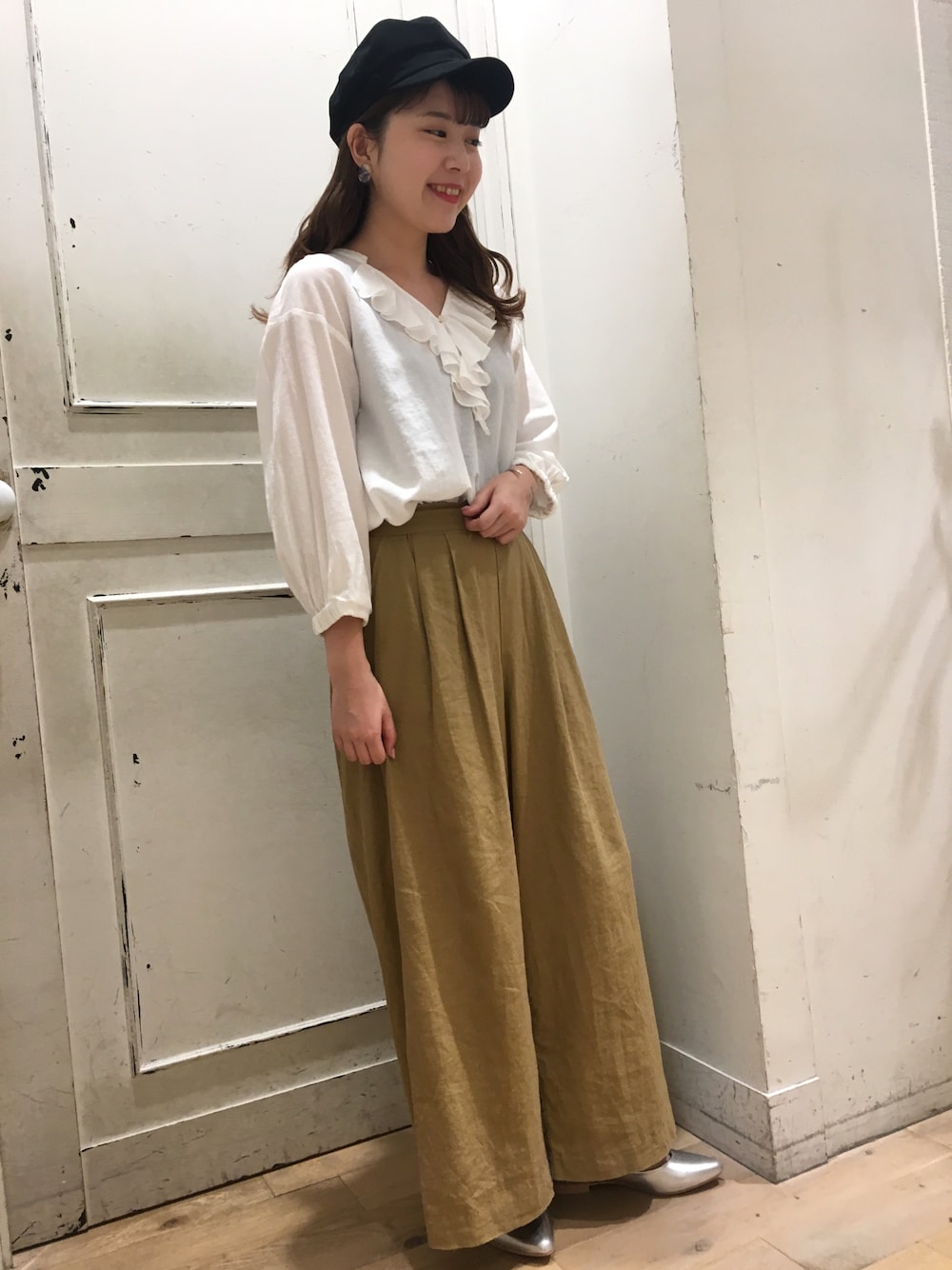 ホワイト系のシャツ/ブラウス、ベージュ系のその他パンツ、シルバー系のパンプスを着用したレディースの夏コーディネートの1枚目の写真