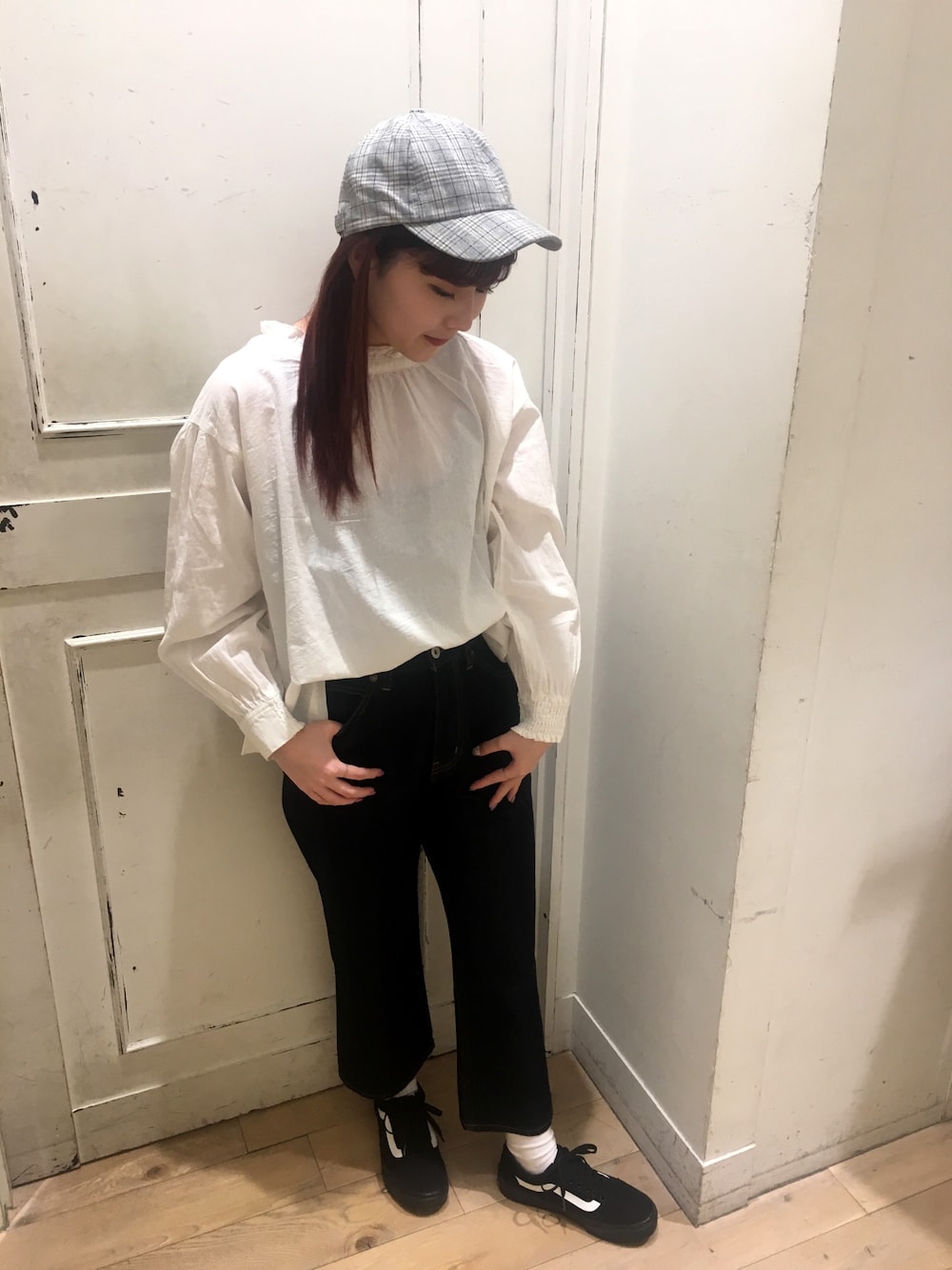 「春コーデ、デニムパンツ、パンツスタイル、ootd、シンプル、studio clip、ららぽーと甲子園」｜「studio CLIPのシングルガーゼ襟フリル2WAYブラウス（シャツ/ブラウス、ホワイト系）」を使った、studio CLIP ららぽーと甲子園店さん（レディース・158cm）の冬コーディネートの1枚目の写真