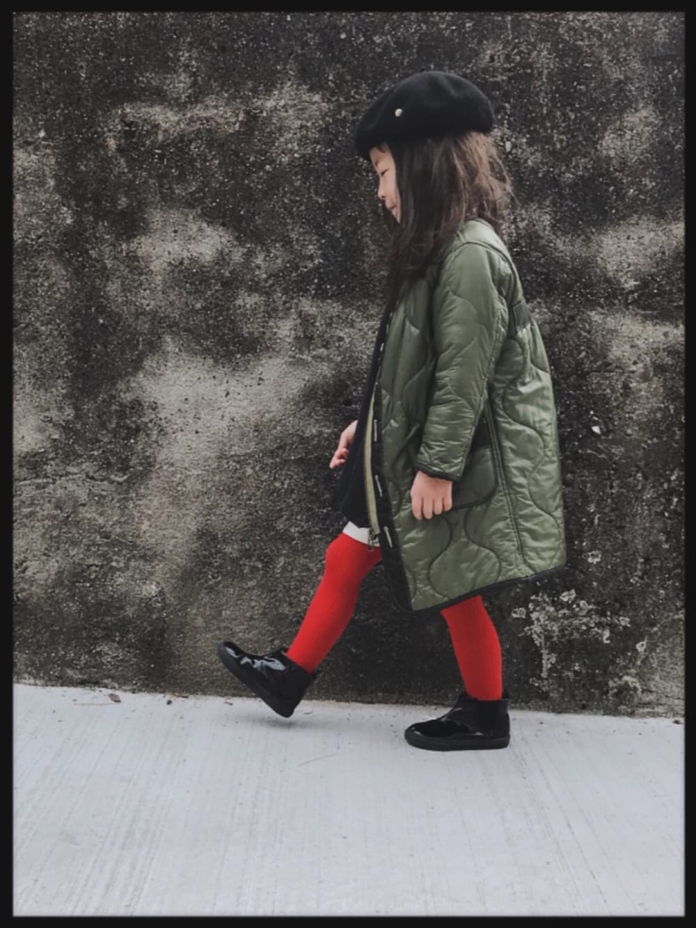 ブラック系のTシャツ/カットソー、ブラック系のハンチング/ベレー帽を着用したキッズの冬コーディネートの1枚目の写真