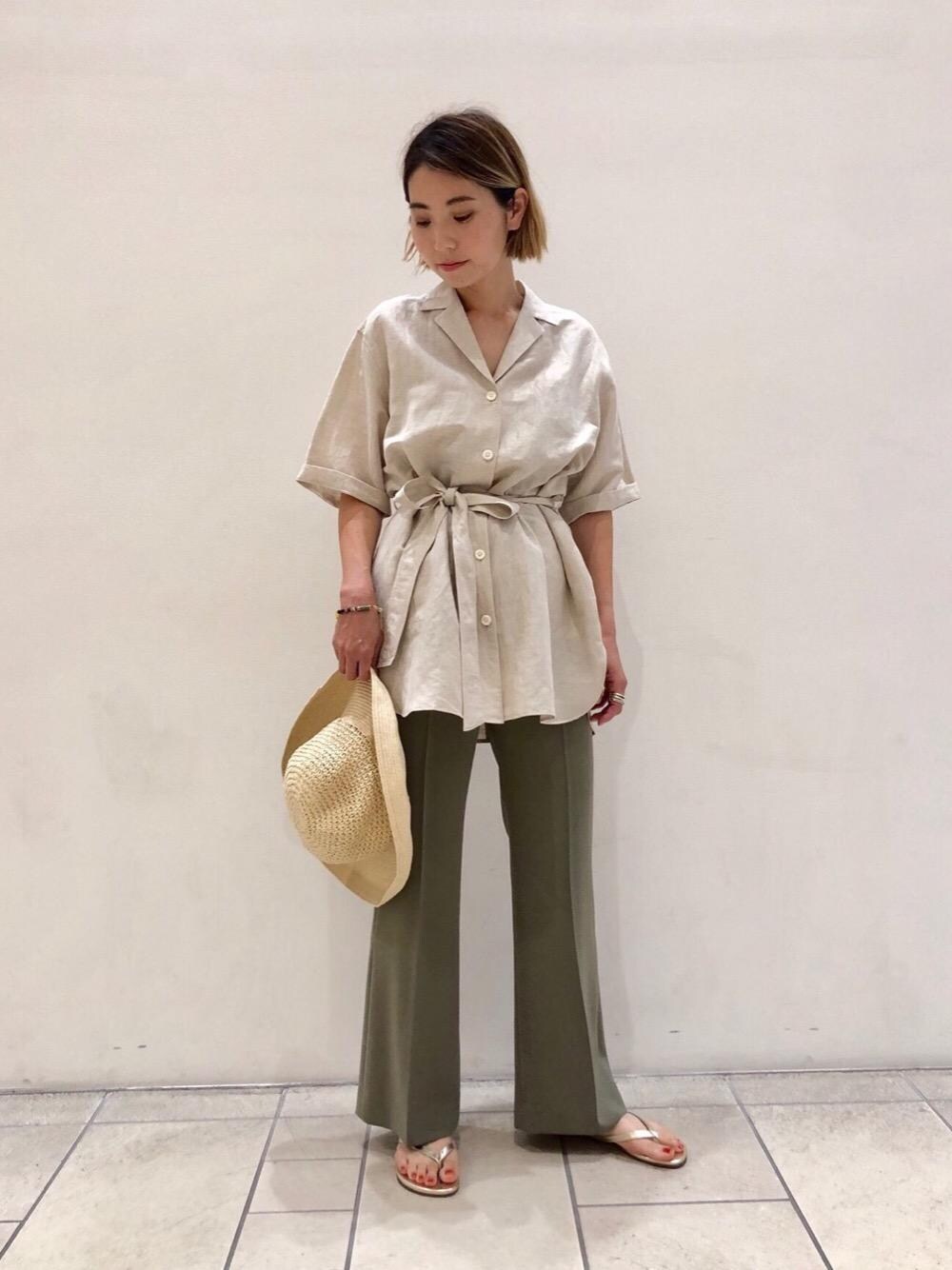 グリーン系のその他パンツ、ゴールド系のサンダル、ベージュ系のシャツ/ブラウスを着用したレディースの夏コーディネートの1枚目の写真