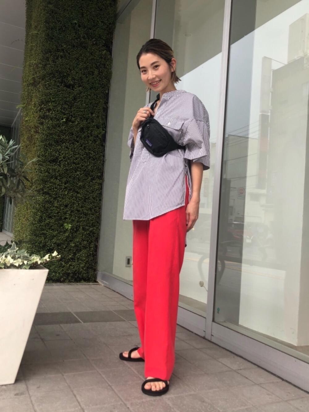 レッド系のその他パンツ、その他のシャツ/ブラウスを着用したレディースの夏コーディネートの1枚目の写真